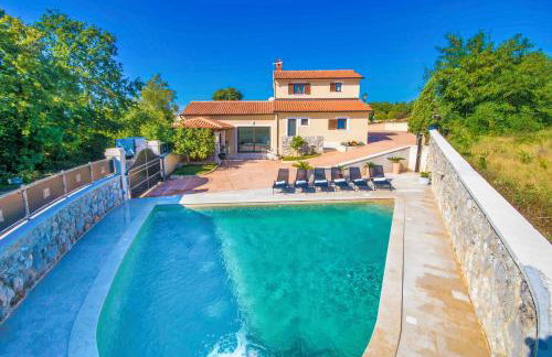 Gorgeous Pool Villa with a fenced garden - Photo 27