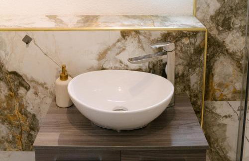 Modernes City Apartment in Top Lage, Balkon, kostenloser Parkplatz max 1,65m Höhe und 1,8m Breite - Foto 3