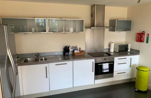 iSTAY APARTMENTS at VIZION - Fully Equipped Modern Serviced Apartments with Balconies, Superfast Broadband, Free Allocated Parking Space, 24h Security, Rooftop Gardens, Located in Central MK - Photo 28