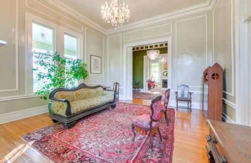 Ornate Victorian with Courtyard and Fire Pit - Foto 9