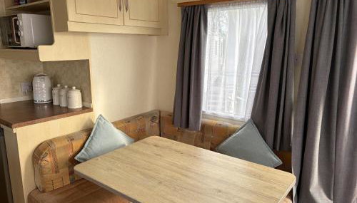 Caravan Sleeps 4 with Free Parking - Foto 3