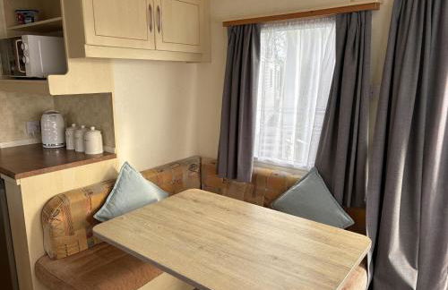 Caravan Sleeps 4 with Free Parking - Foto 3