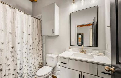 5-Star 2BR: Comfy, SuperHost Hospitality - Foto 3