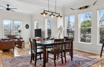 Chestnut Ember by AvantStay Indoor-Outdoor Living Firepit Balcony Near Downtown Austin Hotspots - Foto 9