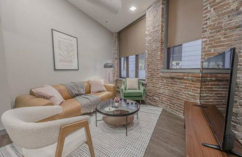 Stylish Downtown 2 Bedroom - Photo 2