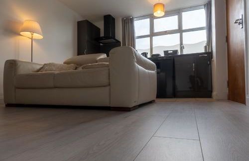 Luxury ground floor modern flat close to city with free parking - Photo 5