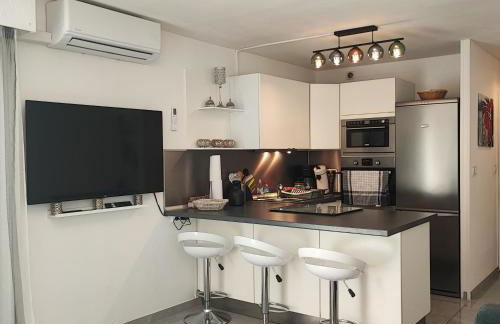 Studio au Centre-Port, Piscine, Clim & Plage à 300M - Foto 2