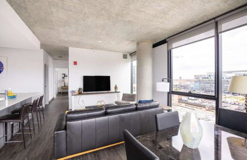 Sophisticated 3BR Suite - New Modern and Luxurious - Photo 8