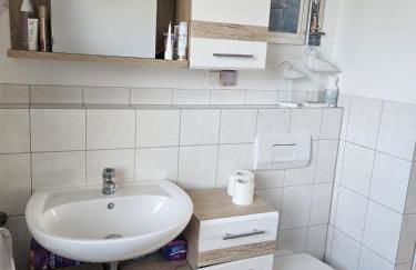 Ferienwohnung Für Gäste mit Niveau,Monteurewohnung mit 3 separaten Schlafzimmern,Parkplatz für Großes Fahrzeug vorhanden 8,5m lang - Foto 17