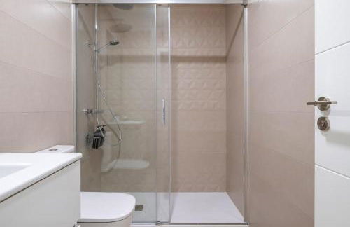 Your Sunny Retreat! Modern apt steps to the beach - Foto 10