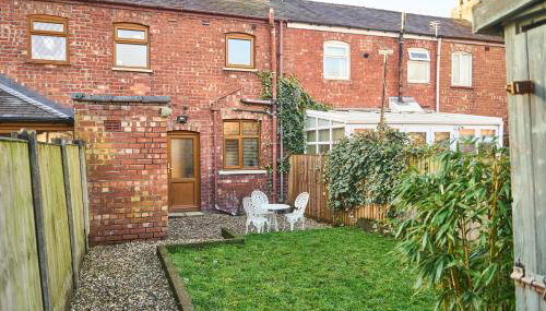 Modern Cosy 2-Bed Terrace with Private Garden - Foto 2, Garden