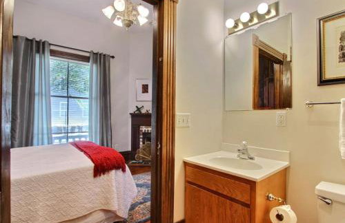 Big Blue House - Near Forsyth Park - Lower Unit - Photo 11