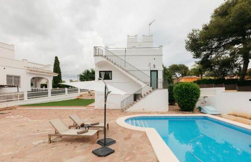 Spacious villa with private pool & garden for 4 - Photo 52