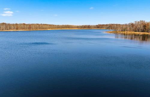 The Log Haus, a newly renovated lakefront cabin close to the trails - Foto 41