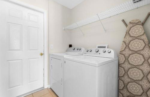 Large Spacious Home w Private Pool & Hot Tub - Photo 36