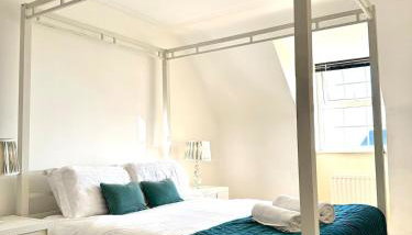 Spacious 5-Bed Detached House, Sleeps 10, Parking - Foto 4