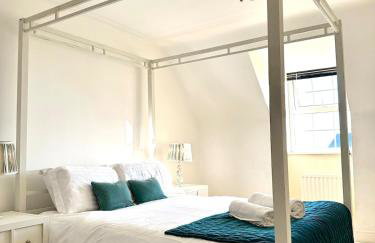 Spacious 5-Bed Detached House, Sleeps 10, Parking - Photo 4