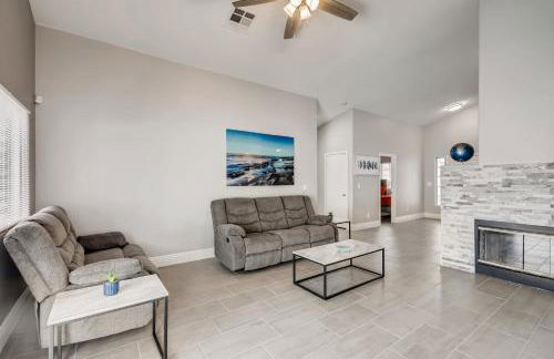 Luxurious House With A Pool, Spa, and Patio, Sleeps 6 Comfortably - Foto 9