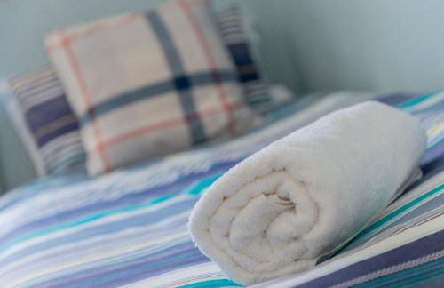 Sound of the Sea, beach front Bungalow with hot tub, in Tywyn - Foto 11