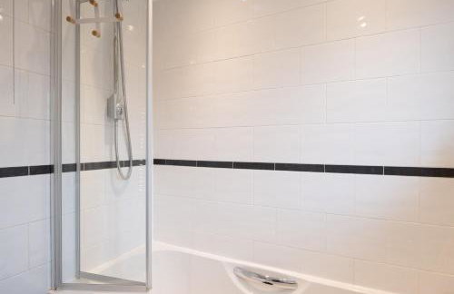 Award Winning Beautiful House in South Cambridge, 14-Min Drive to the City Centre, Free Parking, No Sofabeds, Sleeps 6 - Photo 28