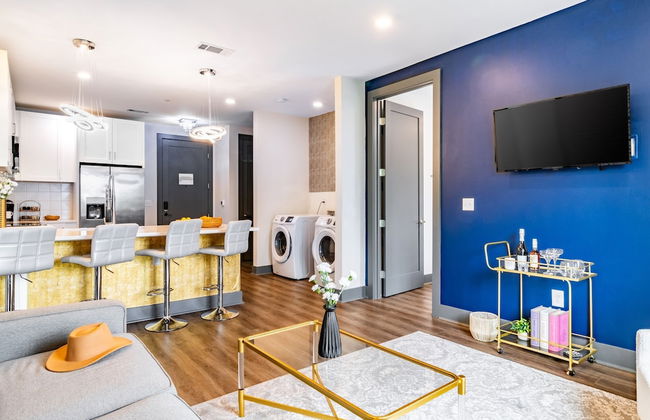 Lindsley by Avantstay Balcony Modern Design A Downtown Location - Photo 9