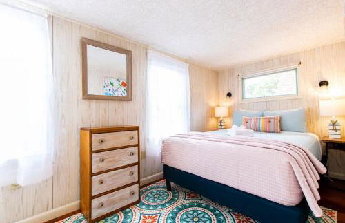 Waterfront Views of Creek- Beach Access! - Foto 10