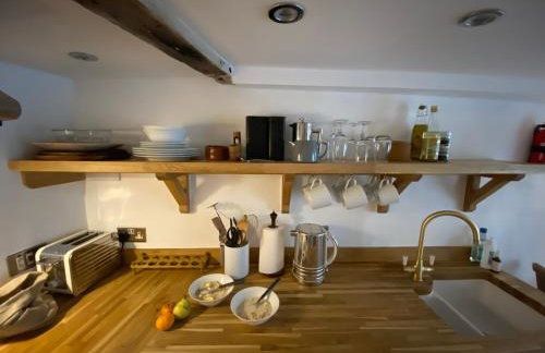 The Old Gallery - Charming Coastal Escape For Two - Photo 6