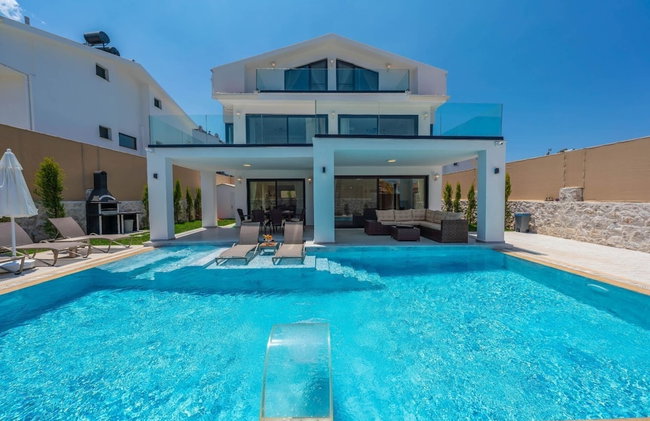Luxury 4-bed Villa With Private Pool and Jacuzzi - Photo 38