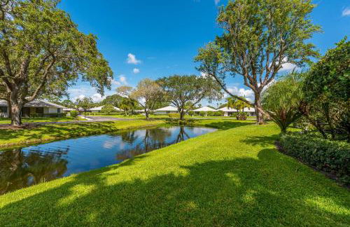 Luxurious Golf Retreat Villa in PGA National! - Photo 26