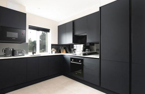 Skyvillion - COZY LARGE 4 & 1 Bed Apartments in London Enfield, Mins to Tube Station, Free Wi-Fi - Foto 30