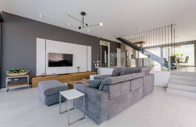 Luxury Villa Luna with Swimming Pool - Photo 23