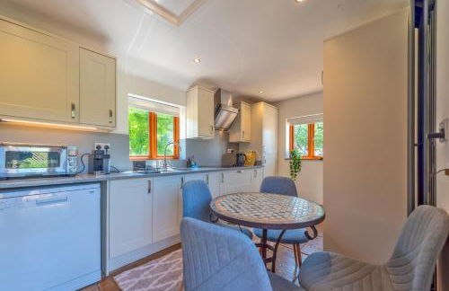 The Owl House with swimming pool and private hot tub - Foto 7