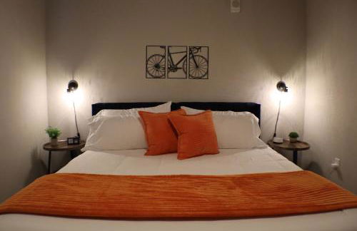 Luxe King Suite, Cozy Sectional, Gym, Pool, U of A - Photo 25