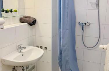 Direkte Uninähe: Ferienwohnung mit großem Doppelbett, Küchenzeile und neu renoviertem Badezimmer - Photo 8