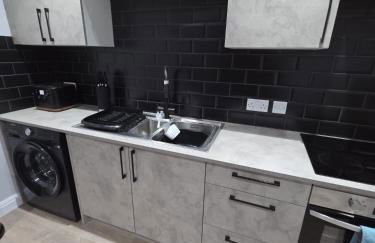 Easy access to manchester airport &city centre - Photo 9