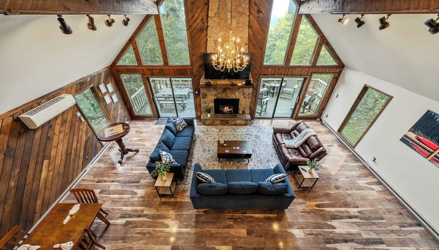 Sky View Chalet by Avantstay Stunning Interior, Spacious Deck, Hot Tub, & View - Photo 4, Intérieur