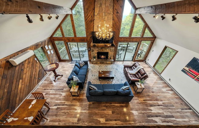 Sky View Chalet by Avantstay Stunning Interior, Spacious Deck, Hot Tub, & View - Photo 4