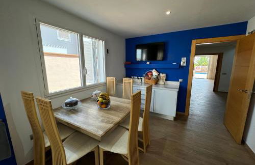 VILLA BLOSSOM in the beautiful area of Puerto Santiago Tenerife with 5 bedrooms for up to 10 guests private swimming pool and many other activities to entertain the family Secure parking for 2 cars and disabled access throughout - Foto 43