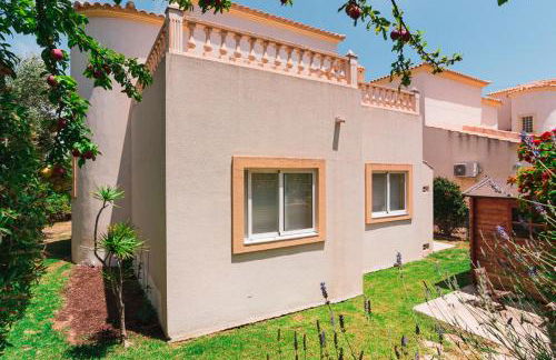 Bright villa with salt water pool - Photo 37