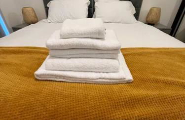 Dartford Lux Stay 1 bedroom apartment- free parking next to station - Photo 9