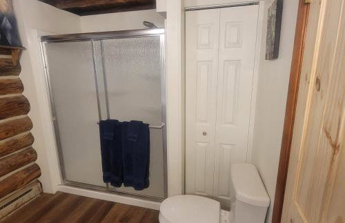 Charming Country Cabin- Cozy, Scenic View, HOT TUB, near CMAC - Foto 13