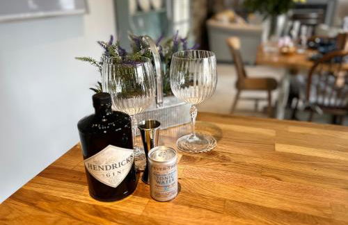 Spacious 4 Bedroom Farmhouse - Photo 25