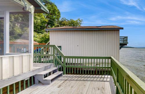 2BR Lakeside Home with Patio, Porch and AC - Foto 16