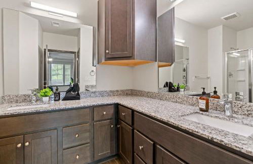 3BR King Bed Balcony North Raleigh - Foto 35