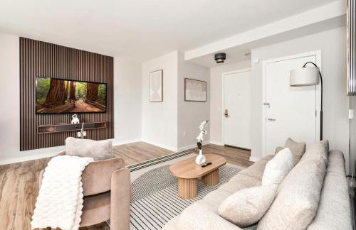 Posh 2BR Retreat Gym, Prkng and Scenic Rooftop - Photo 12