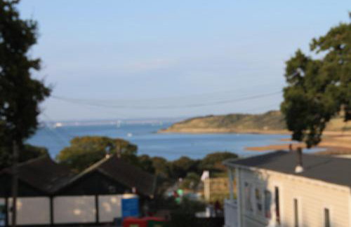 luxury new 3 bed caravan with stunning sea view on private beach in Thorness bay - Foto 1