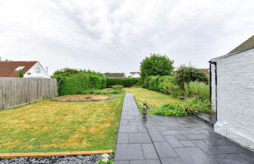 Spacious 4 Bedroom home with Parking Garden - Pass the Keys - Foto 43