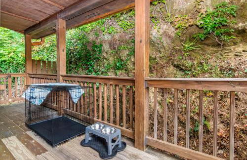 Amazing Creek View Cabin w/ Hot Tub, Firepit & Pool Table - Foto 59