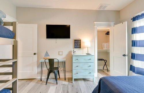 Relax Poolside, Walk to Sand! Galveston Family Gem - Foto 19