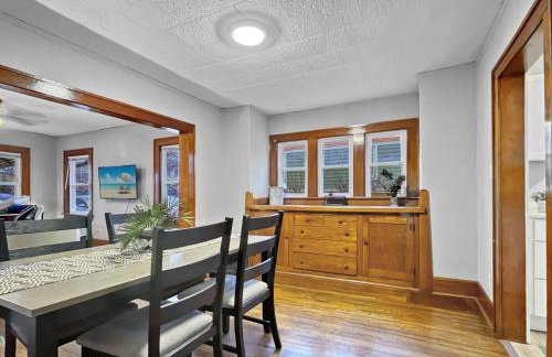 Roomy 4BR by Drake Sleeps 13 HUGE yard - Foto 10